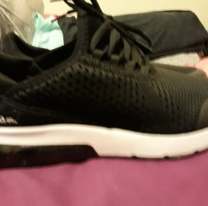 Women's tennis shoes